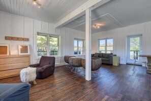 Smart TV, chimenea y tenis de mesa 