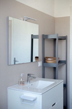Douche, sèche-cheveux, bidet, serviettes fournies