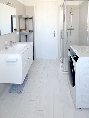 Shower, hair dryer, bidet, towels