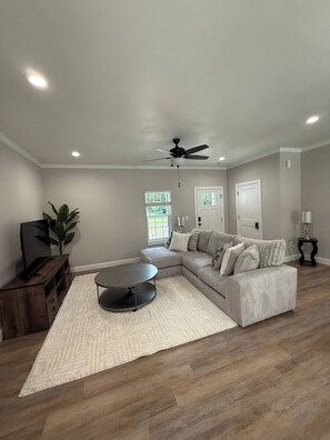 Smart TV - MacArthur Palace (Burlington)
