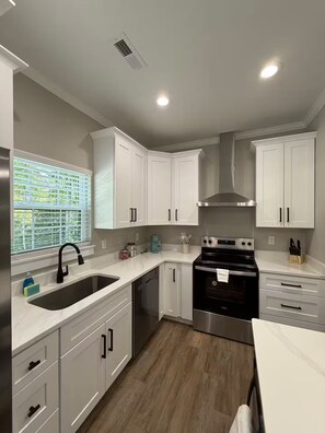 ثلاجة، ميكروويف، فرن، موقد طهي مسطح