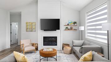 TV connectée, cheminée, livres