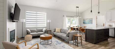 TV connectée, cheminée, livres