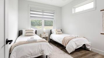 3 bedrooms, desk, iron/ironing board, free WiFi