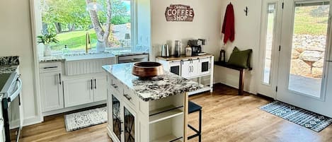 Réfrigérateur, four à micro-ondes, un four, surface de cuisson