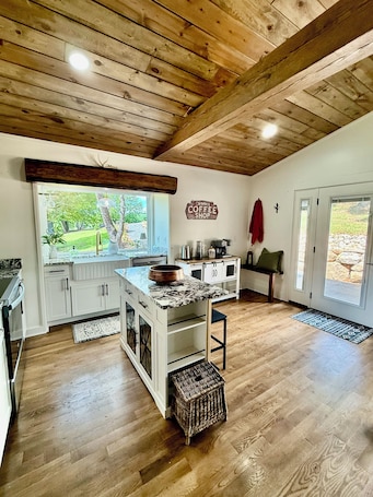 Fridge, microwave, oven, stovetop. Peaceful Mornings & Starlight Nights ! Hot tub ! Fire pit! Beautiful Views