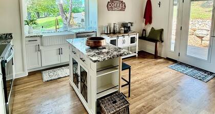 Peaceful Mornings & Starlight Nights ! Hot tub ! Or Cool Tub! Fire pit! Pets!