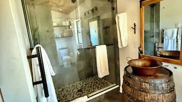 Chuveiro, secador de cabelo, toalhas de banho, sabonete