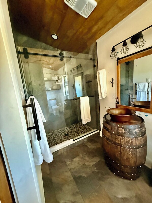 Regadera, secadora de cabello, toallas, jabón