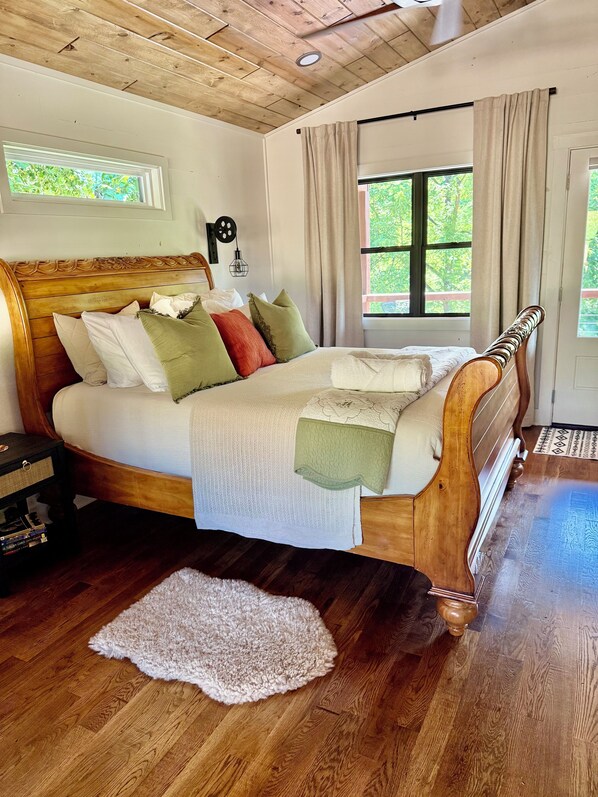1 bedroom, iron/ironing board, WiFi, bed sheets - Peaceful Mornings & Starlight Nights ! Hot tub ! Fire pit! Beautiful Views  (Raphine)