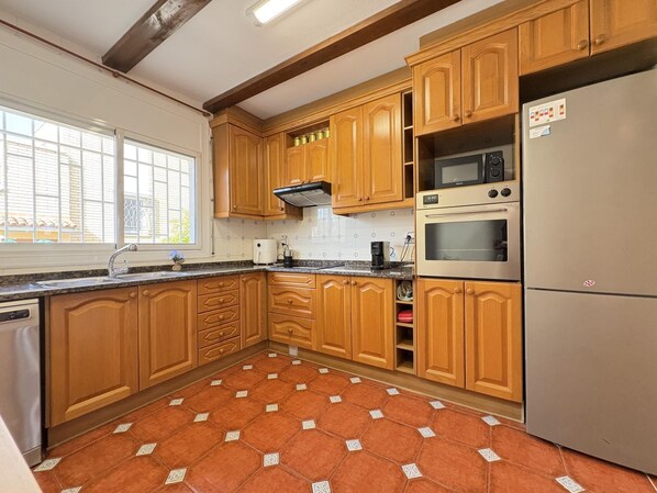 Fridge, microwave, oven, dishwasher