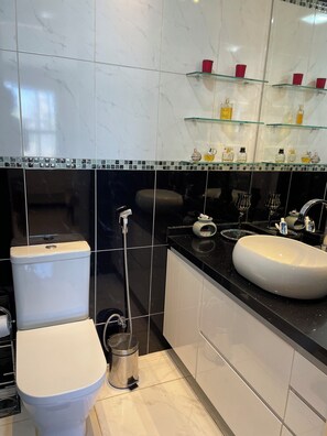 Douche, séchoir à cheveux, serviettes fournies, savon