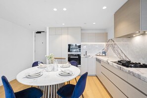 Dining - Jewel - 2 Bedroom Low Floor Unit - Q Stay (Surfers Paradise)