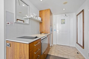 Fridge, microwave, oven, stovetop - Legends Standard Studio Ocean - Q Stay (Surfers Paradise)