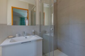 Shower, towels - Le Clos des Acacias - CLUNY (CLUNY)
