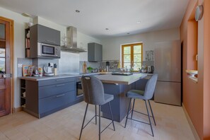 Microonde, forno, lavastoviglie, seggiolone
