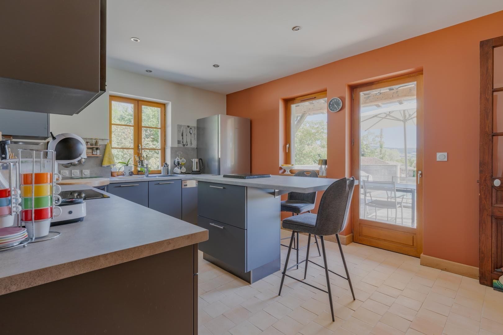 Micro-ondes, four, lave-vaisselle, chaise haute