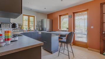 Micro-ondes, four, lave-vaisselle, chaise haute