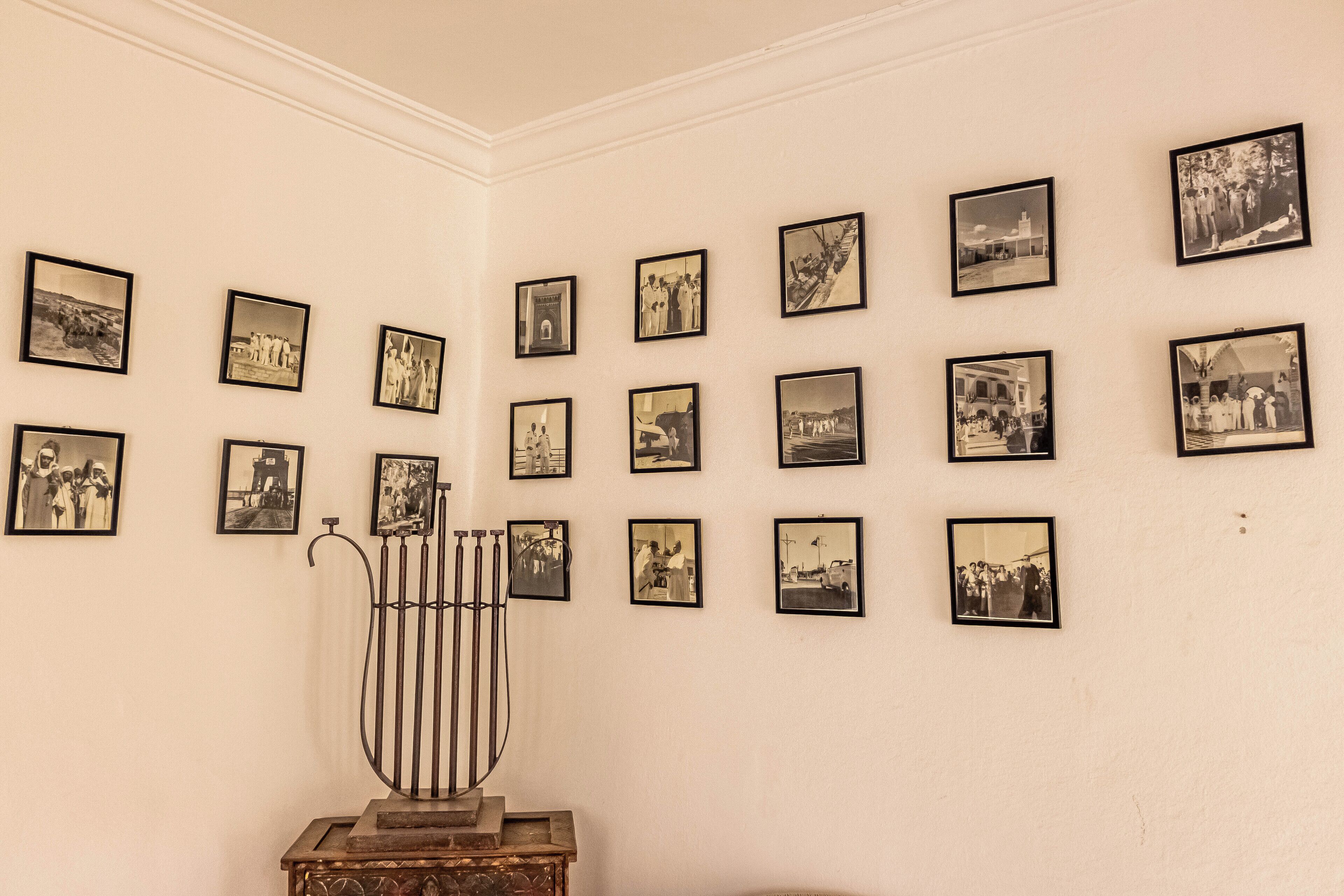 Une pièce dont un mur est décoré de photographies en noir et blanc.