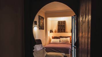 Traditionele tweepersoonskamer, 1 kingsize bed, schoonmaakservice, uitzicht op zwembad | Een laptopwerkplek, geluiddichte muren, gratis wifi