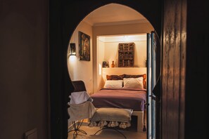 Traditional-Doppelzimmer, 1 King-Bett, Zimmerreinigung, Poolblick | Laptopgeeigneter Arbeitsplatz, schallisolierte Zimmer, kostenloses WLAN