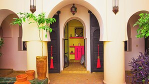 An arched entrance with a tiled floor, a central doorway, and a bright interior visible through the arch. - Riad Dar Lalla (Marrakech)