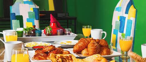 A breakfast buffet with various food items and drinks.