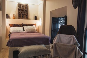 Traditionele tweepersoonskamer, 1 kingsize bed, schoonmaakservice, uitzicht op zwembad | Een laptopwerkplek, geluiddichte muren, gratis wifi