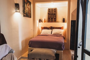 Quarto casal conforto, 1 cama King, serviço de arrumação, vista para a piscina | Espaço de trabalho para notebook, quartos à prova de som