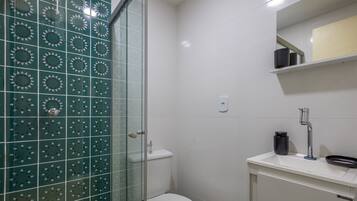 Un bagno con doccia, WC e lavandino.