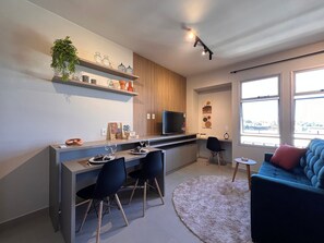 Eenvoudige studio | Woonruimte | Een 32-inch smart-tv met digitale zenders