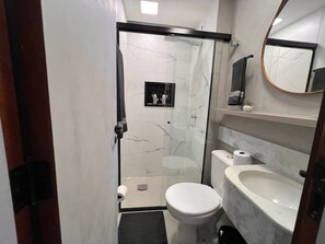 Basic Studio | Bathroom | Shower