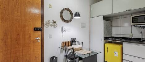 Apartamento básico | Cozinha privada | Talheres/pratos/utensílios de cozinha