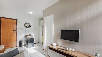 Apartamento básico | Área de estar | Smart TV 32 polegadas com canais digitais