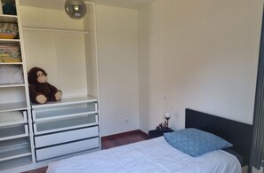 3 室のベッドルーム、アイロン / アイロン台、WiFi、ベッドシーツ