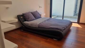 Een strijkplank/strijkijzer, wifi, beddengoed