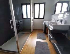 シャワー、タオル、トイレットペーパー