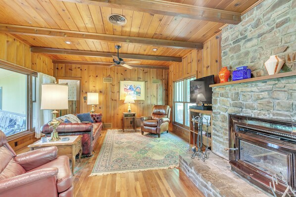 Smart TV, fireplace