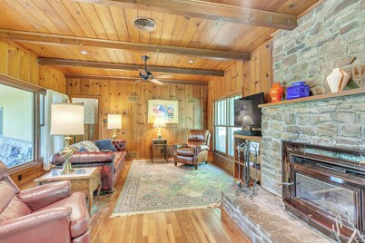 "Shangri-La" ! A Serene Retreat - Direct access to Trails just 7 miles drive !!