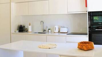 Réfrigérateur, micro-ondes, four, plaque de cuisson