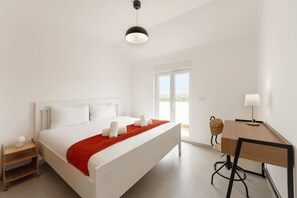 2 quartos, berço de viagem, acesso à internet, roupa de cama