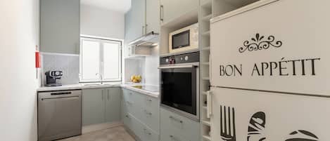 Frigorifero, microonde, forno, piano cottura