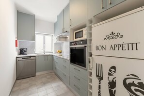 Fridge, microwave, oven, stovetop - Brisa do Mar - 1 min walk to the Beach (Nazaré)