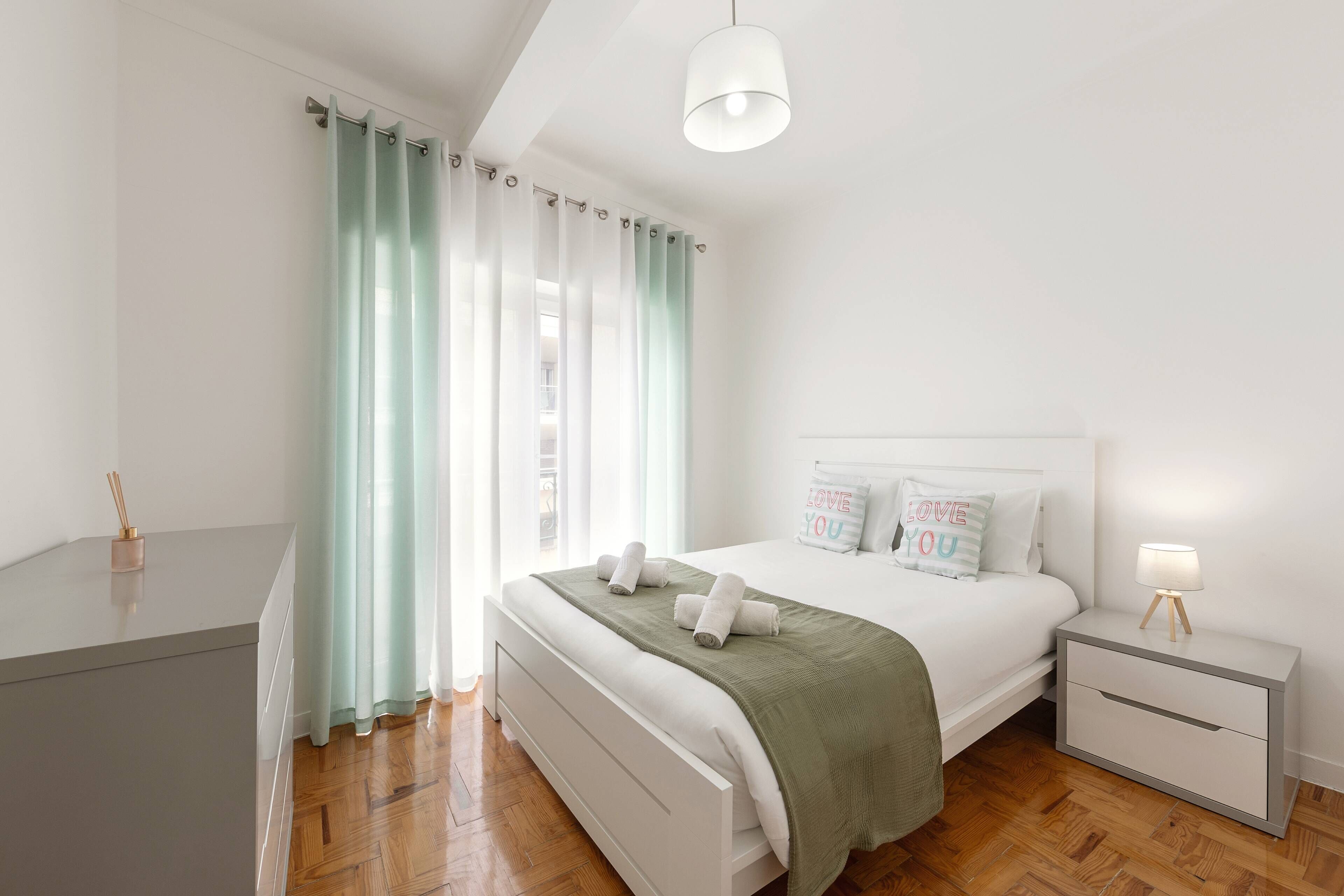 2 bedrooms, iron/ironing board, travel crib, internet