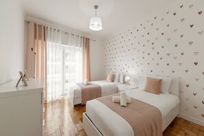 2 bedrooms, iron/ironing board, travel cot, Internet