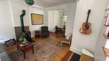 Jeux vidéo, baby-foot, table de tennis de table, livres