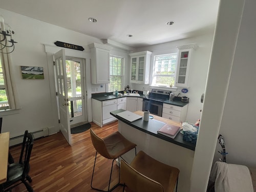 Fall escape!  Cozy townhouse minutes from downtown Portland on a car free island