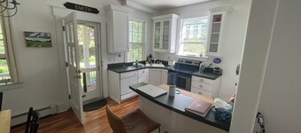 Fall escape!  Cozy townhouse minutes from downtown Portland on a car free island