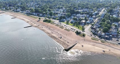 Modern Beach Home - Waterview, close to restaurants, universities and hospitals