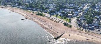 Modern Beach Home - Waterview, close restaurants, universities and hospitals